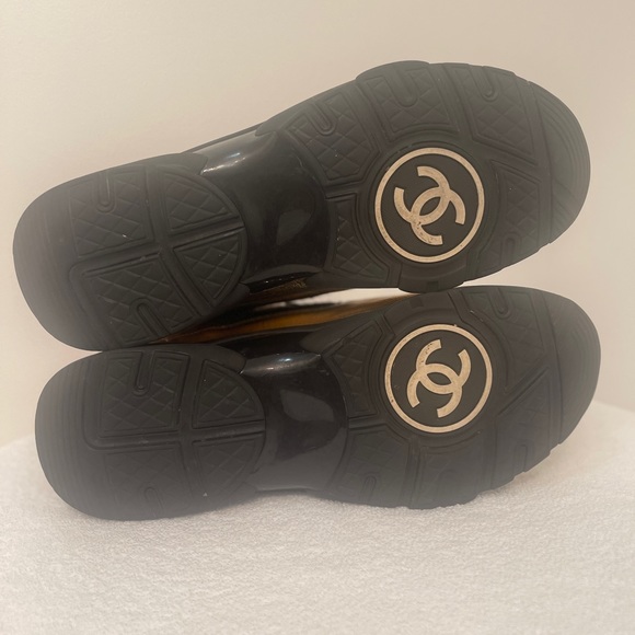 Chanel Gold 2019 Interlocking CC Logo - Picture 6 of 6